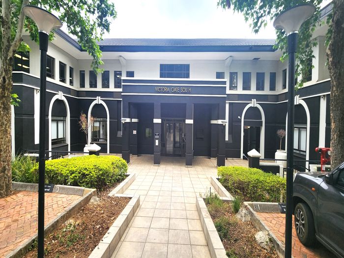 Craighall Office To Rent: A-grade park, access control, dark fibre, coffee shop.