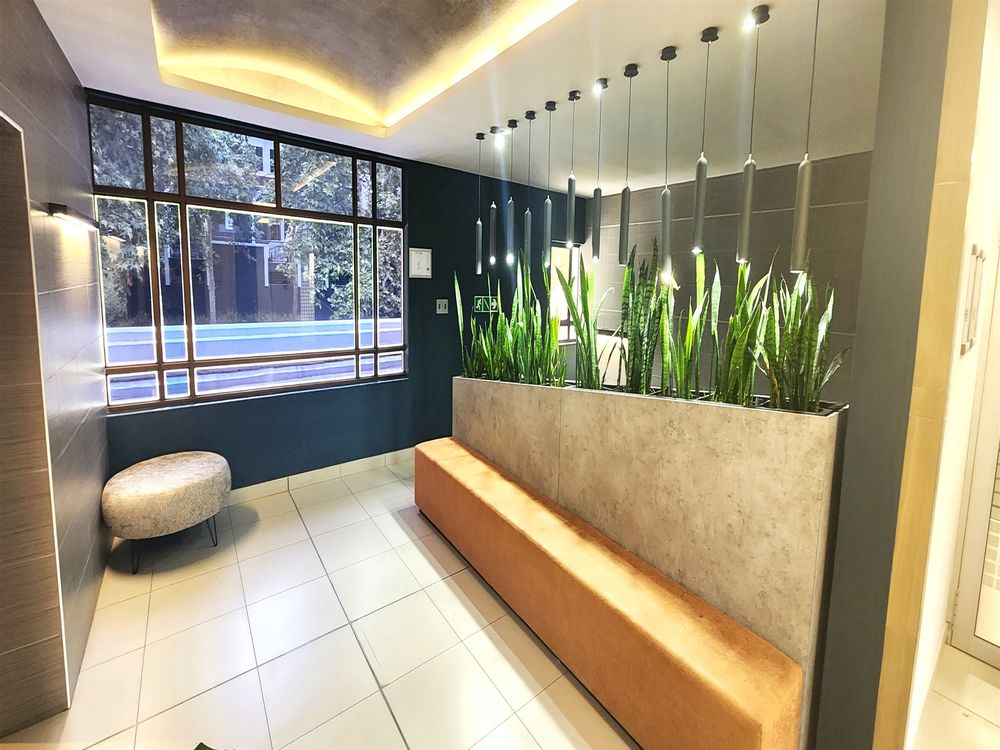 Hyde Park Lane, Vicrotia Gate reception