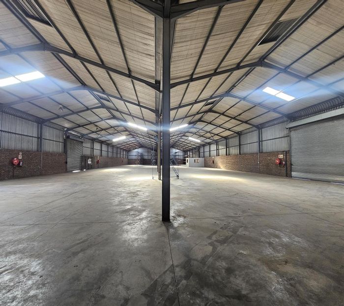 Industrial warehouse to rent in Samcor Park with office space and racking options.