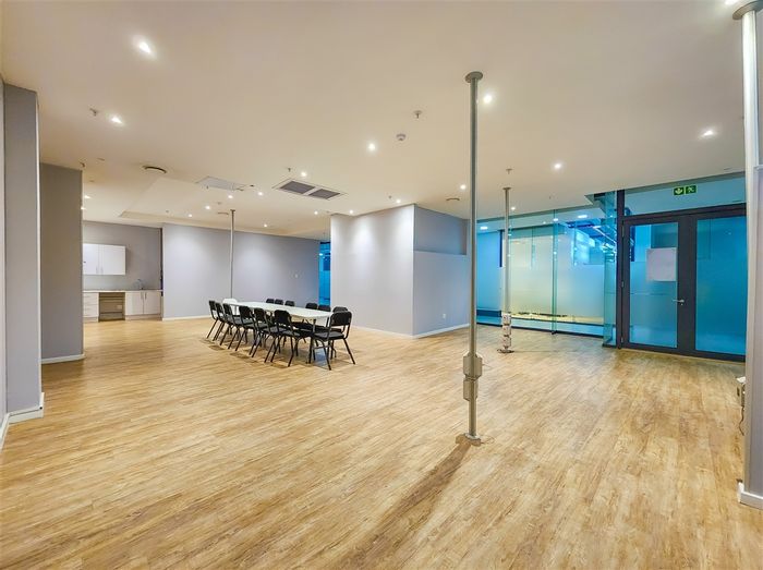Fourways Office To Rent: Open plan, kitchen, security, parking, and amenities nearby.