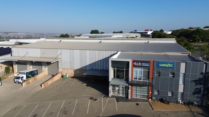 Industrial property in Randjespark to rent: 1,838m2 warehouse, secure access.