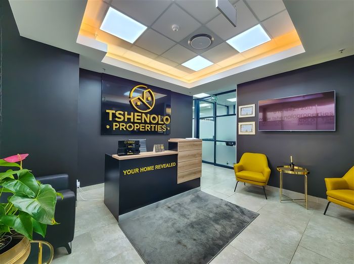 Fourways Office To Rent: Spacious layout, boardroom, kitchen, parking, security features.