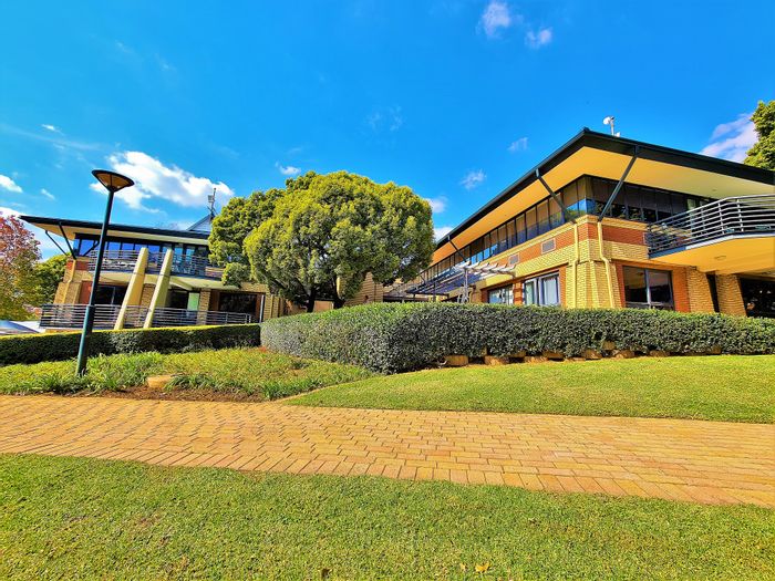 Office To Rent in Constantia Kloof: Open plan, boardroom, balcony, great amenities.