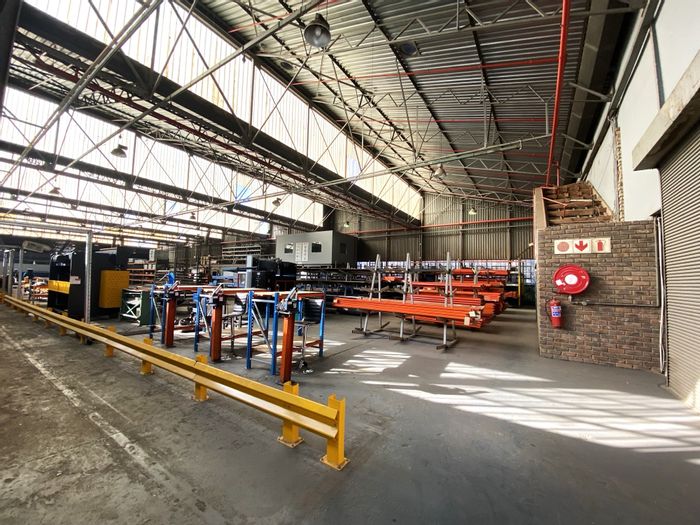 Industrial warehouse in Clayville to rent, 800 amps power, secure estate access.