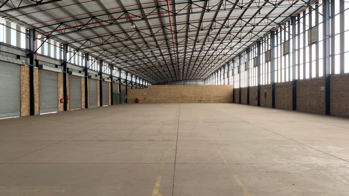 Industrial warehouse to rent in Pomona with multiple roller doors and truck access.