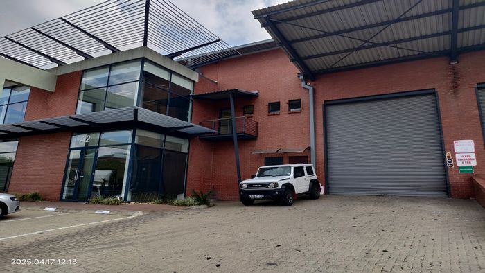 Industrial Showroom with Warehouse and Offices To Rent in North Riding, 1345m².