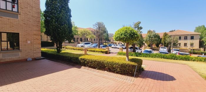 Bryanston Office To Rent: 3 months free, private kitchen, patio, backup water.