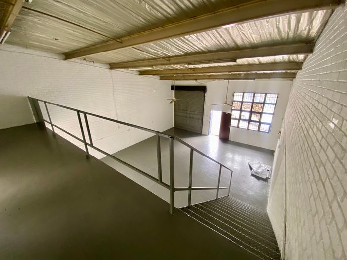 Industrial mini warehouse to rent in Halfway House, 125 m² with secure access.