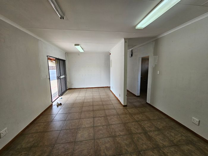 Retail space to rent in Rooihuiskraal with secure parking and fiber internet.