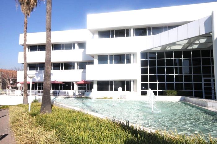 To Rent: Office in Sunninghill with training rooms, canteen, and direct shopping access.