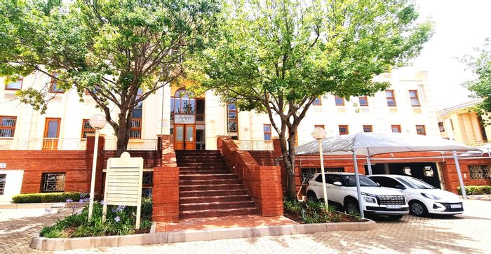 Rivonia Office To Rent: Open plan space, secure park, backup power, prime location.