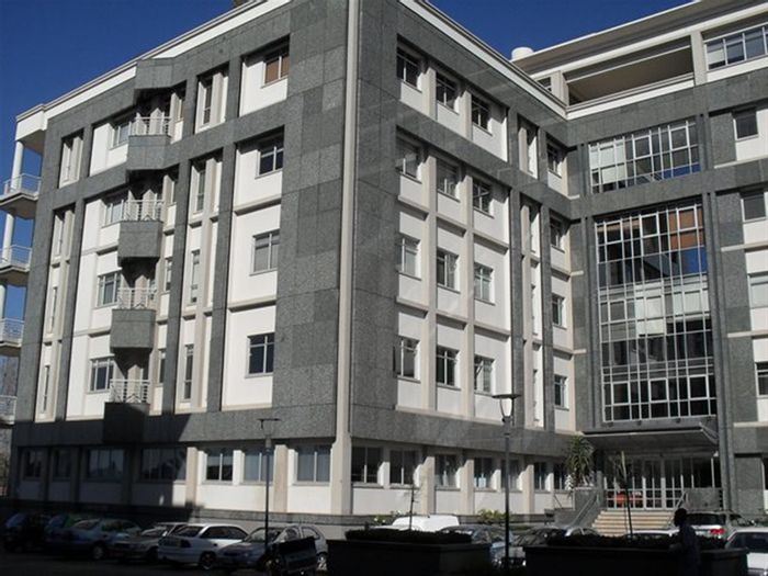 To Rent: Office in Sandown with patio, access control, and prime amenities.