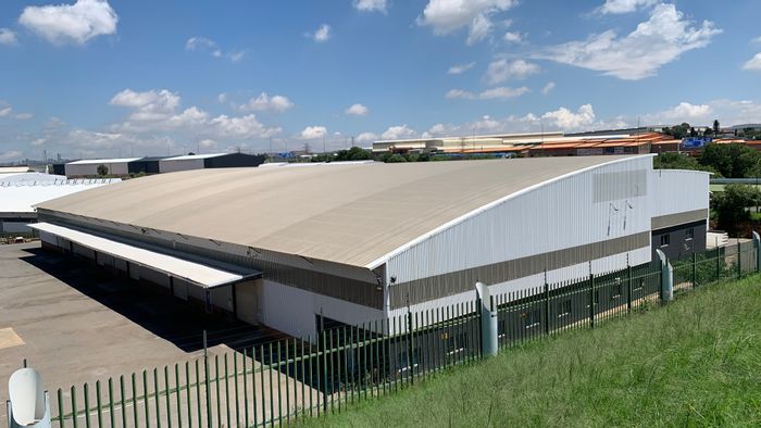 Industrial warehouse to rent in Elandshaven with racking, offices, and truck access.