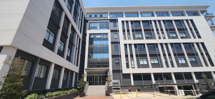 To Rent: Office in Sandown with meeting rooms, balcony, and prime amenities.