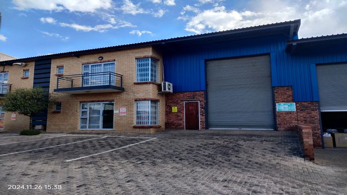 Industrial unit in Hoogland, to rent, with secure access and ample parking.