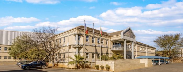 Industrial warehouse to rent in Pomona, 9538 sqm with racking and dock levellers.