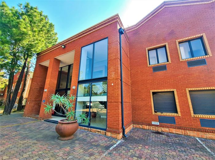 Fourways Office To Rent: Spacious layout, balconies, backup generator, 24-hour security.