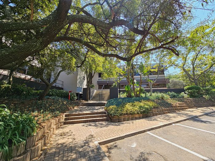 Woodmead Office To Rent: Scenic park, backup power, shuttle service, event venue.