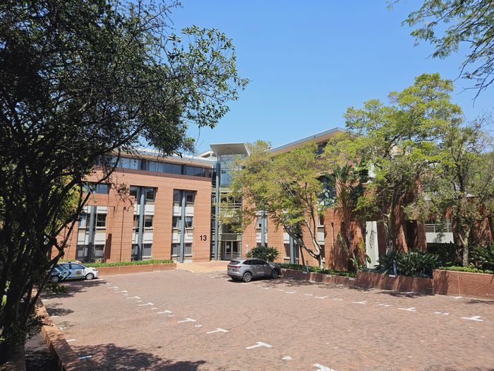 Woodmead Office To Rent: Move-in ready, balcony, game park views, and amenities.