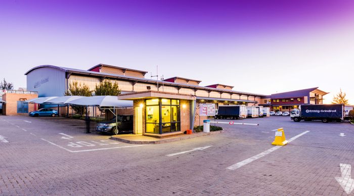 Industrial warehouse to rent in Longmeadow, 7640 sqm with office and storage options.