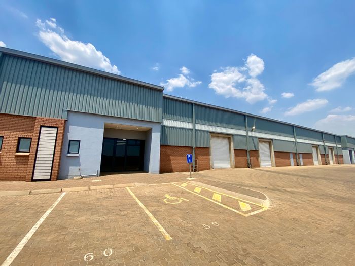 Industrial warehouse to rent in Olifantsfontein, features 24/7 security and truck access.