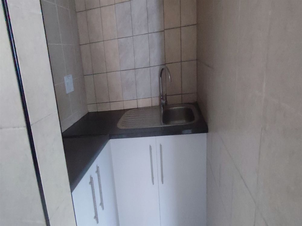 Grosvenor Corner - Rosebank - 1st Fl Office 1002,67m² Kitchen 1)