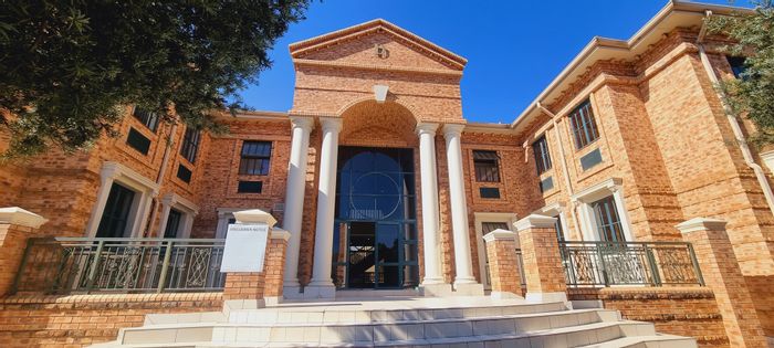 Bryanston Office To Rent: Existing fitout, near shopping, transport, and medical facilities.