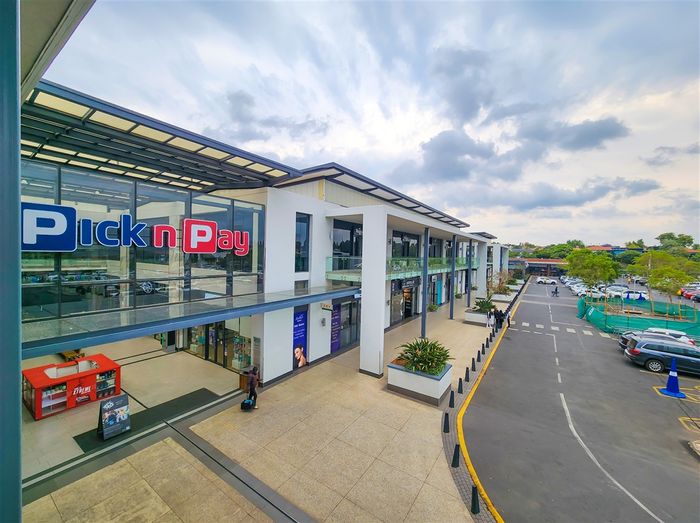 Fourways Office To Rent: Open-plan workspace, boardroom, balcony, secure parking, amenities nearby.