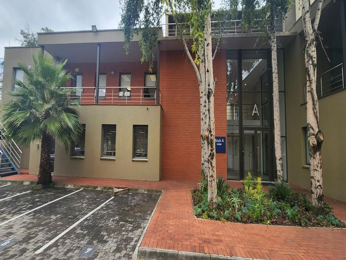 Wierda Valley Office To Rent: 24-hour security, ample parking, green efficiency, patio access.