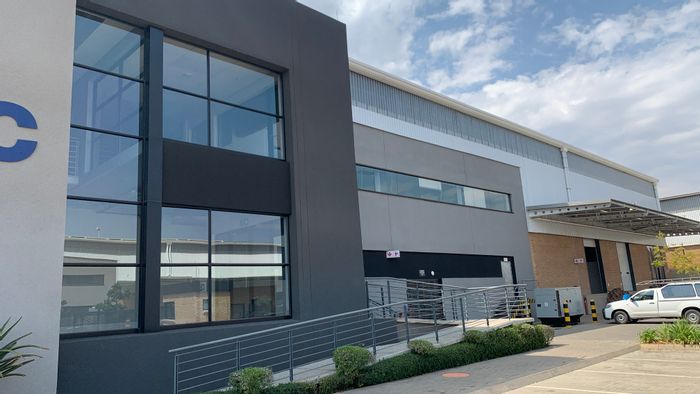 Industrial warehouse to rent in Pomona with private yard and multiple roller doors.