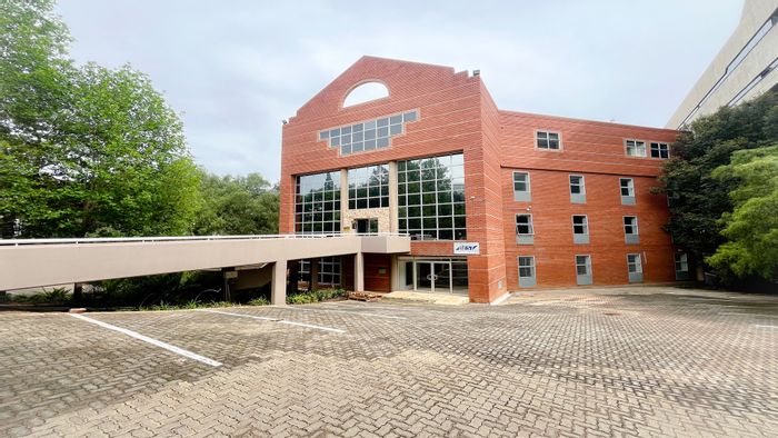 Prime office space to rent in Parktown, 2822m² with key amenities.