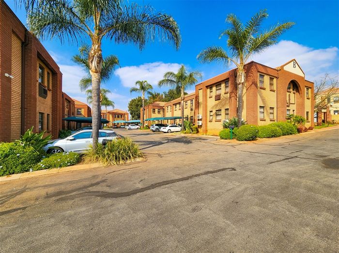 Office to Rent in Allen's Nek: Ground floor, boardroom, private kitchen, secure parking.