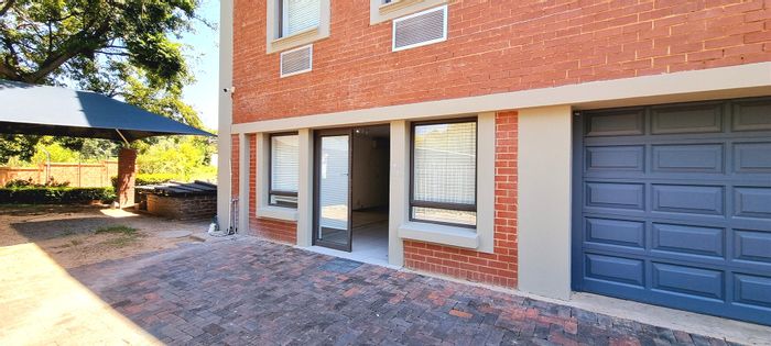 Self-contained office in Bryanston with open plan, booths, kitchen, and bathroom. To Rent.