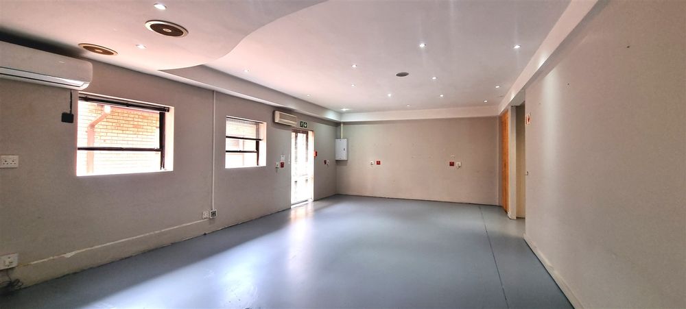 4 Bridle Close-Woodmead-Grd fl 278m² (15)
