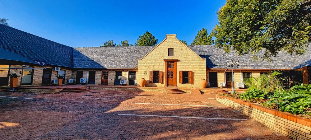 4 Bridle Close-Woodmead-Grd fl 278m² (20