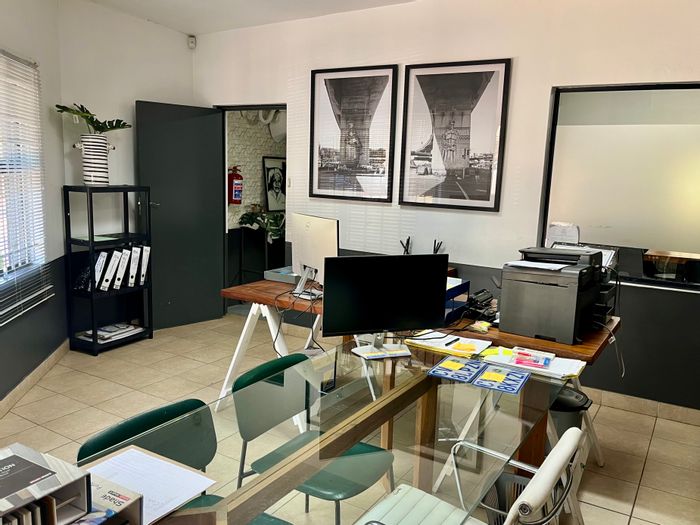 Office space to rent in Shakas Head with shared reception, kitchenette, and parking.