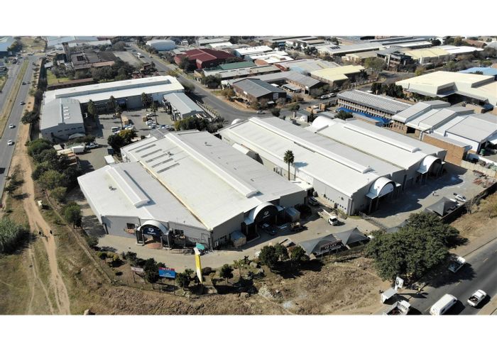 Industrial warehouse in Kya Sands to rent, features goods lift and 24hr security.