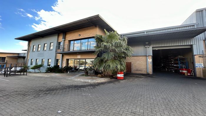Industrial warehouse in North Riding to rent, featuring ample space and secure access.