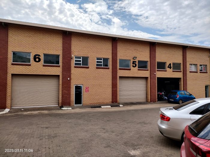 Kya Sands Industrial Unit To Rent: 300m², 60 amps power, secure access.