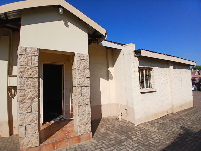 Office to Rent in Bo Dorp with private entrance, parking, and reception area.