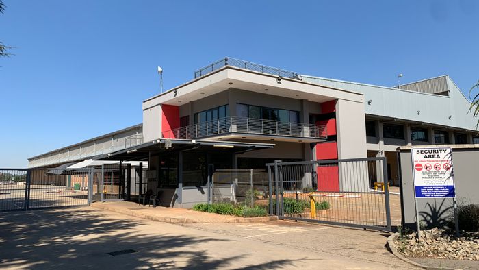 Industrial facility for sale in Pomona: 11,940 sqm, multiple access points, office space.