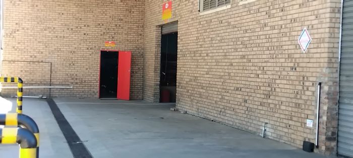 Industrial space to rent in Riverside Industrial Park, 1000m² with essential amenities.