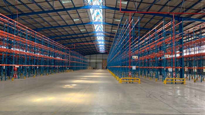 Industrial warehouse to rent in Elandshaven with racking, offices, and truck access.