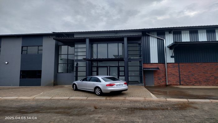 Industrial warehouse in Laser Park to rent, 902m² with office space and amenities.