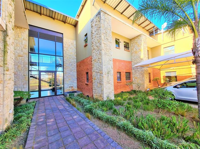 Office to rent in Ruimsig with balconies, parking, and 24-hour security.