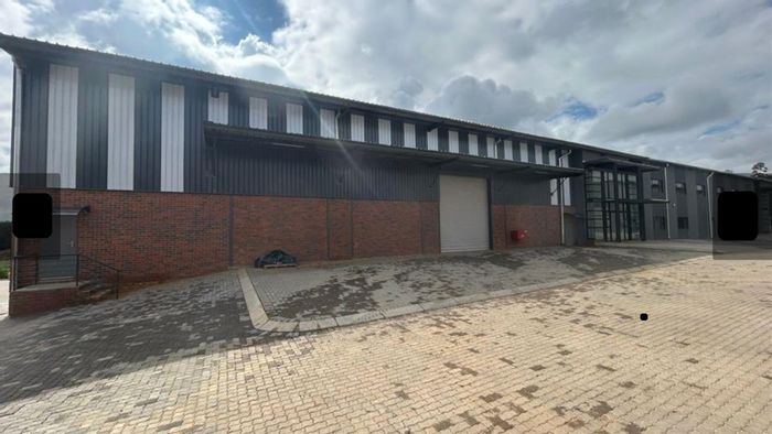 Industrial warehouse in Laser Park, 942m2 space, 3-phase power, available to rent.