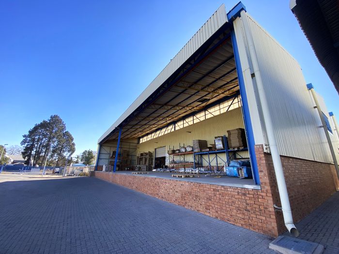 Industrial warehouse in Clayville to rent with large yard and reliable power.