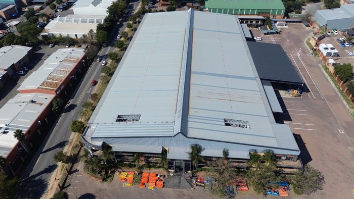 Industrial warehouse in North Riding to rent, 14,590m² with office block.