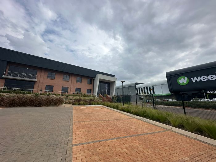 Industrial space to rent at Eco Park Estate: 2230m² with yard access.