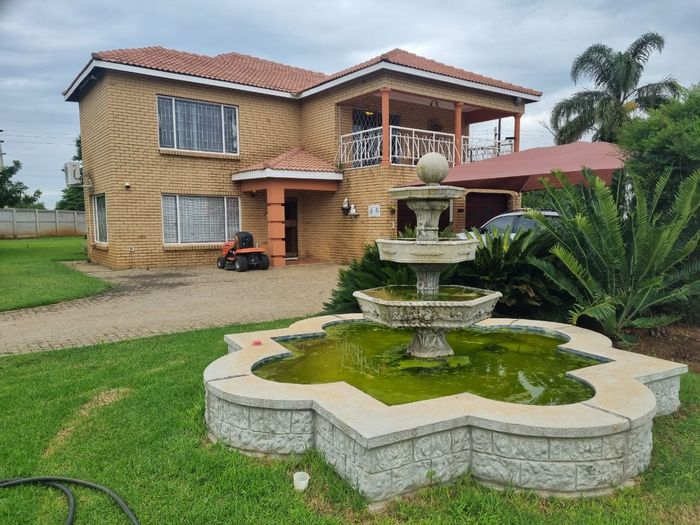 For Sale: Farm in Waterkloof AH with spacious home, flatlet, and agricultural potential.